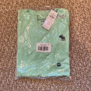 Abercrombie kids v-neck t shirt size 11-12 brand new